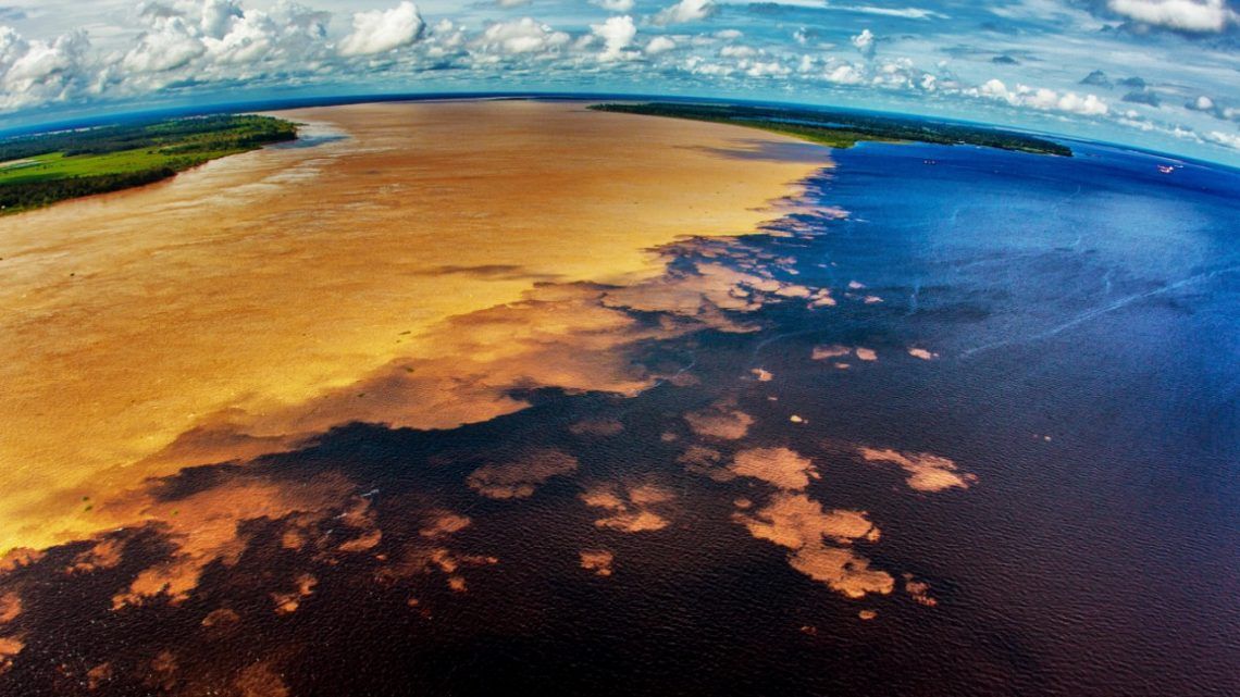 Südlich von Manaus treffen die dunklen Fluten des Rio Negro auf das milchige Wasser des Rio Solimões. Über viele Kilometer fliessen die unterschiedlichen Wassermassen im gleichen Flussbett nebeneinander. 